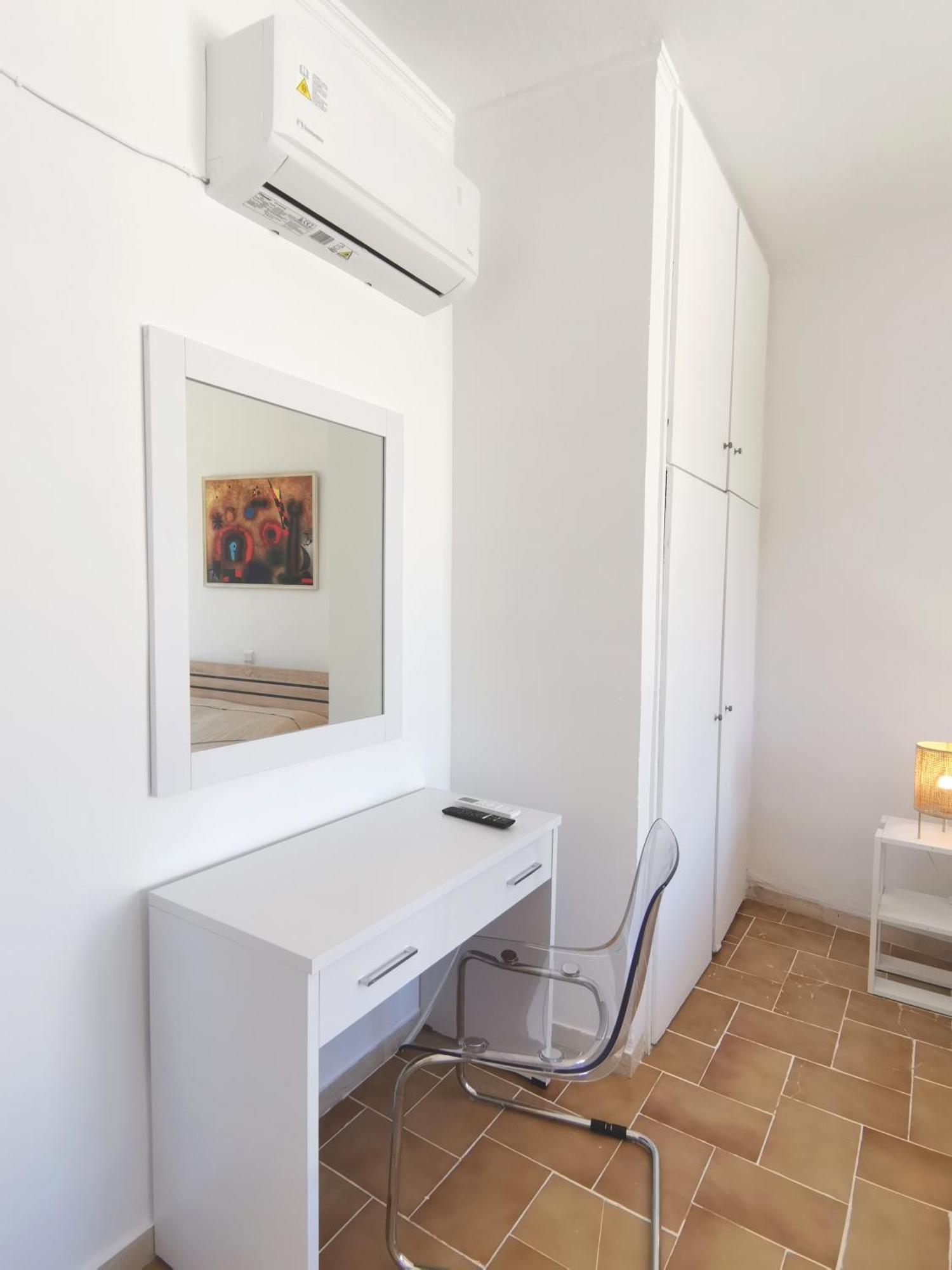 3rd Floor In Town With Sea View Apartment *